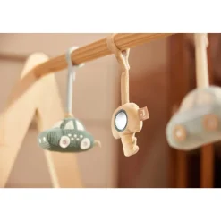 Arche d'éveil en bois avec 3 peluches on the go
