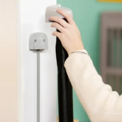 Barrière de sécurité enfant , jusqu'à 136 cm, auto lock, retractable, facile à installer