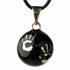 Bola de grossesse noir petites mains