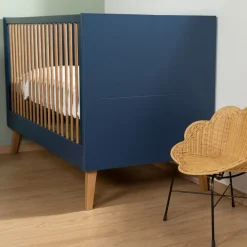 Chambre bébé duo lit 70x140cm évolutif + commode à langer bold blue bleu pied naturel