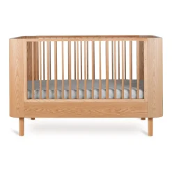 Chambre duo lit bébé 70x140 cm évolutif en canapé yume natural ash + commode 2 portes yume naturel ash wood avec plan à langer