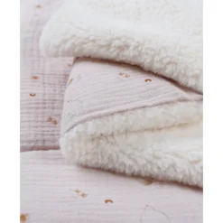 Couverture en mousseline et sherpa colombe du bonheur 75 x 100 cm bali, moka & snow