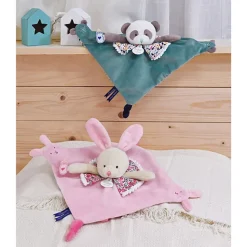 Doudou avec marionnette à doigt lapin