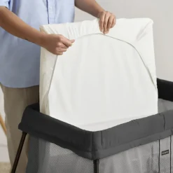 Lit parapluie light babybjorn noir avec drap housse blanc pur organic