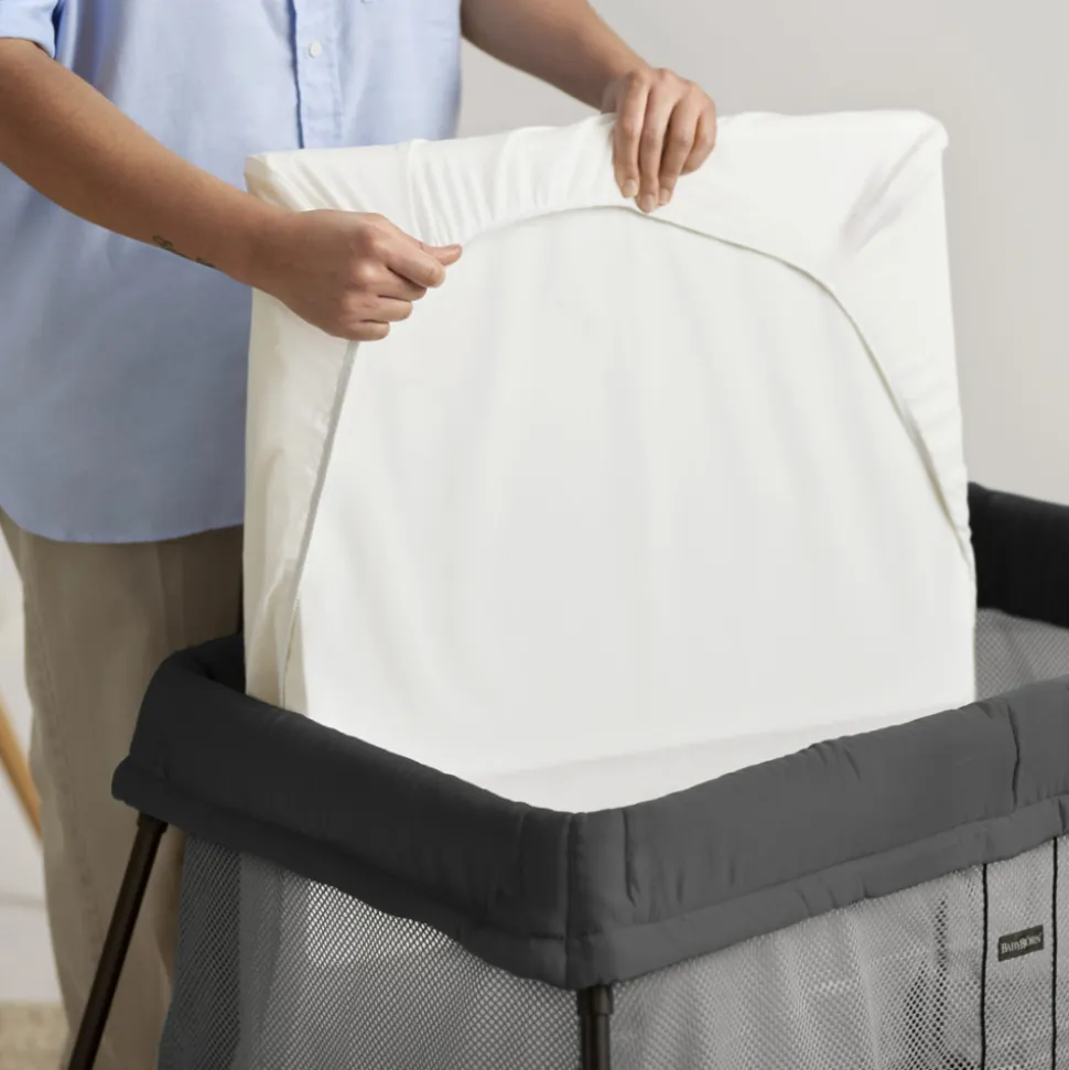 Lit parapluie light babybjorn noir avec drap housse blanc pur organic