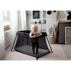 Lit parapluie light babybjorn noir avec drap housse blanc pur organic