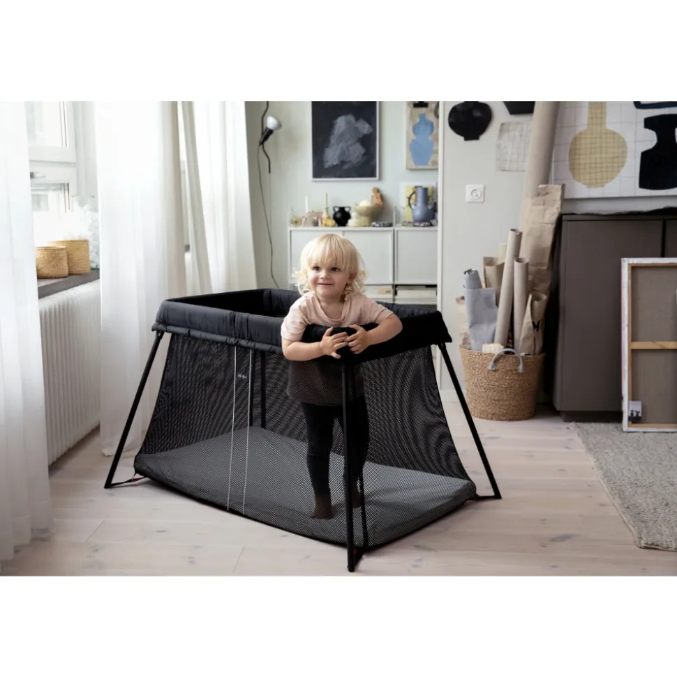 Lit parapluie light babybjorn noir avec drap housse blanc pur organic
