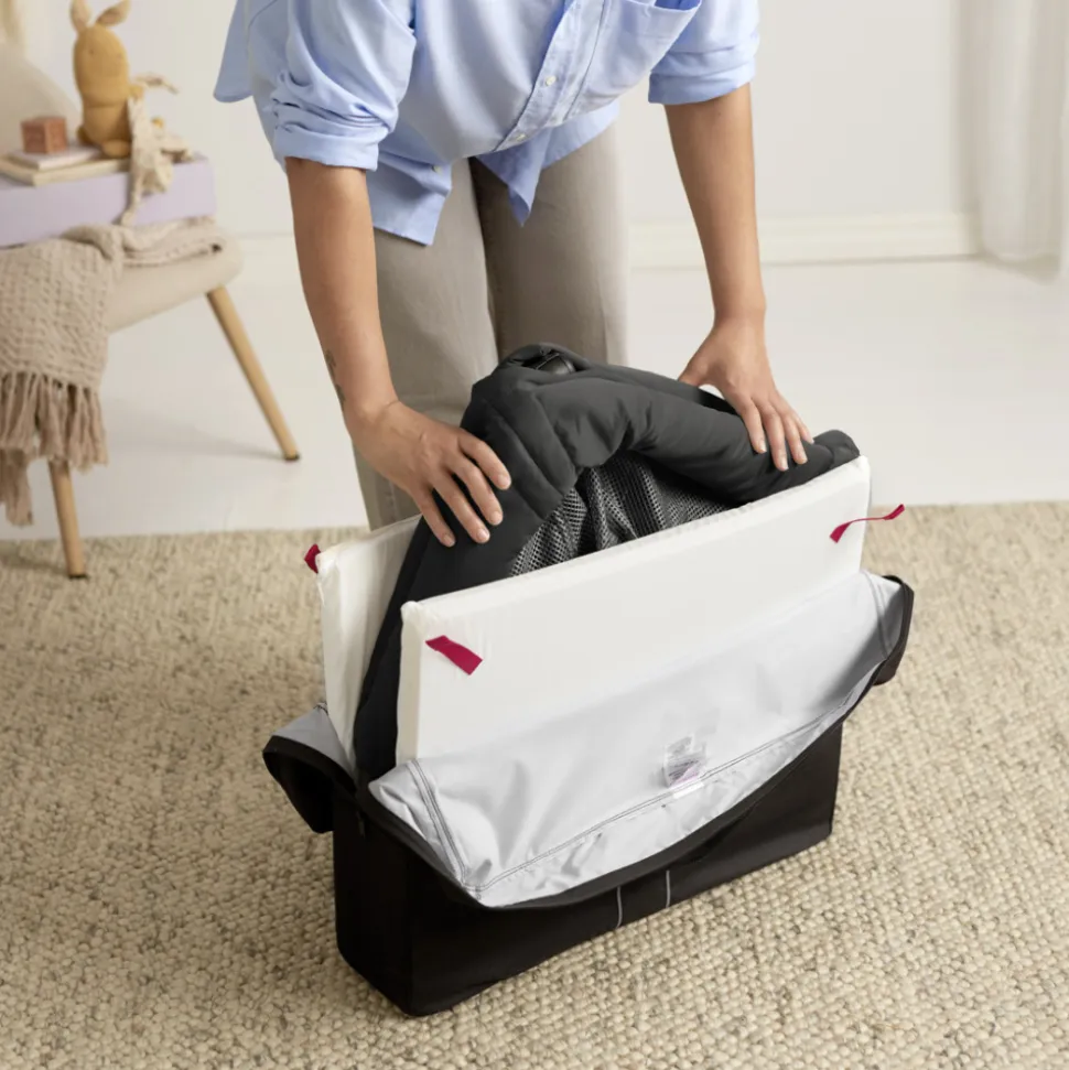 Lit parapluie light babybjorn noir avec drap housse blanc pur organic