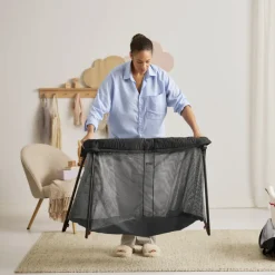 Lit parapluie light babybjorn noir avec drap housse blanc pur organic