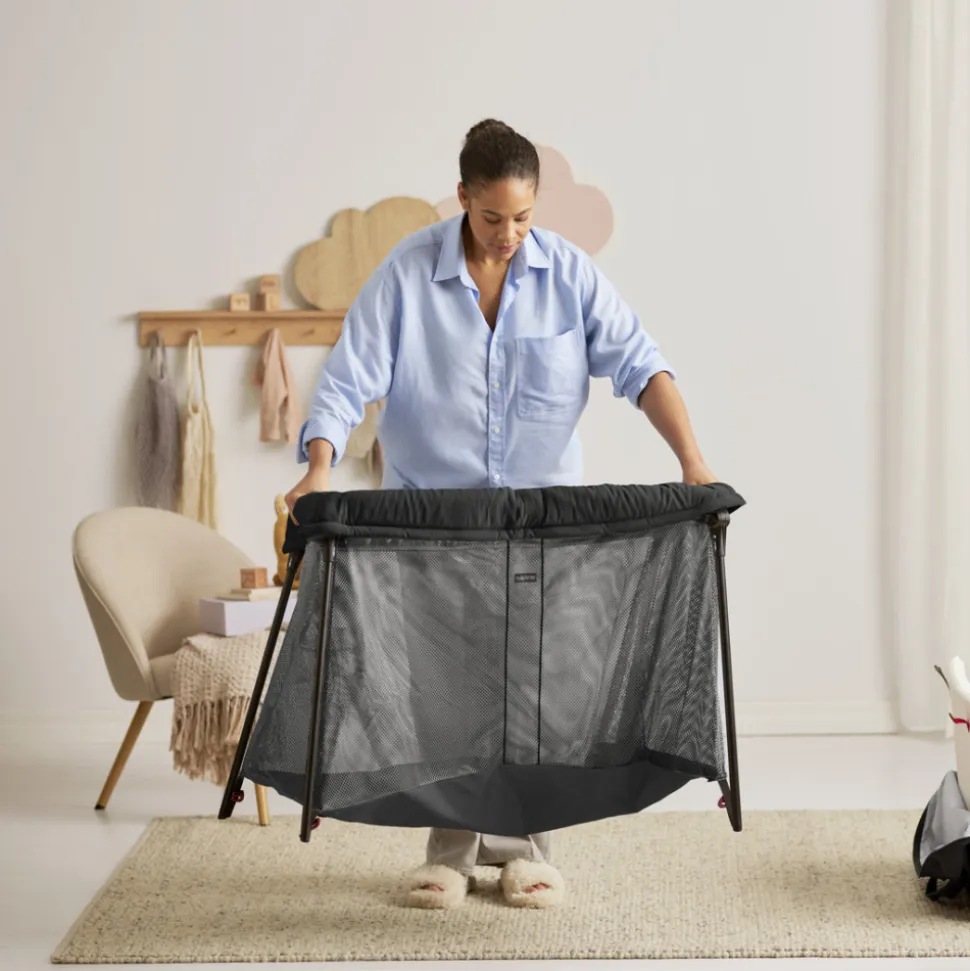 Lit parapluie light babybjorn noir avec drap housse blanc pur organic