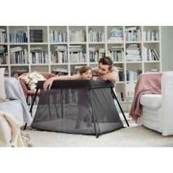 Lit parapluie light babybjorn noir avec drap housse blanc pur organic