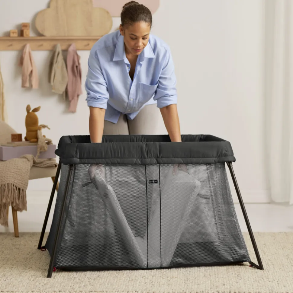 Lit parapluie light babybjorn noir avec drap housse blanc pur organic