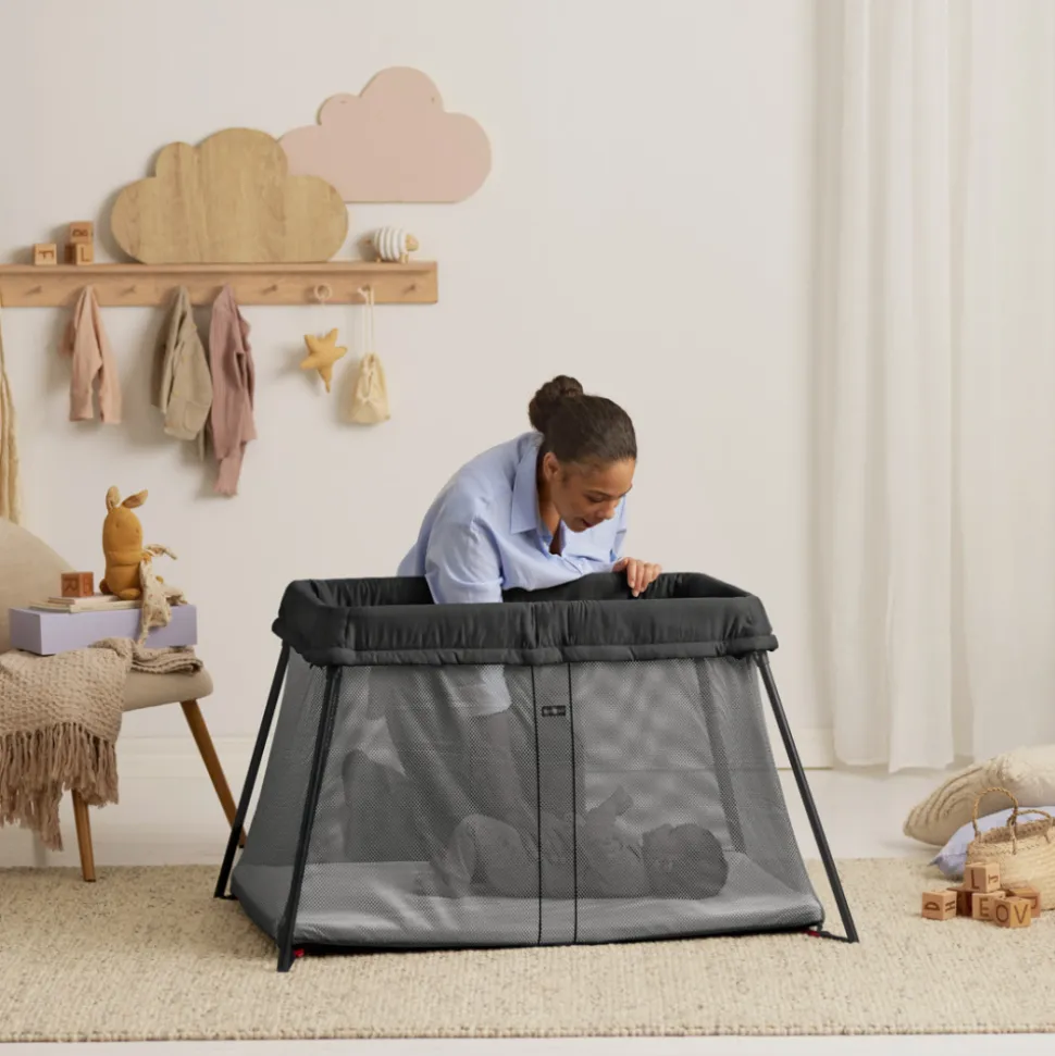 Lit parapluie light babybjorn noir avec drap housse blanc pur organic