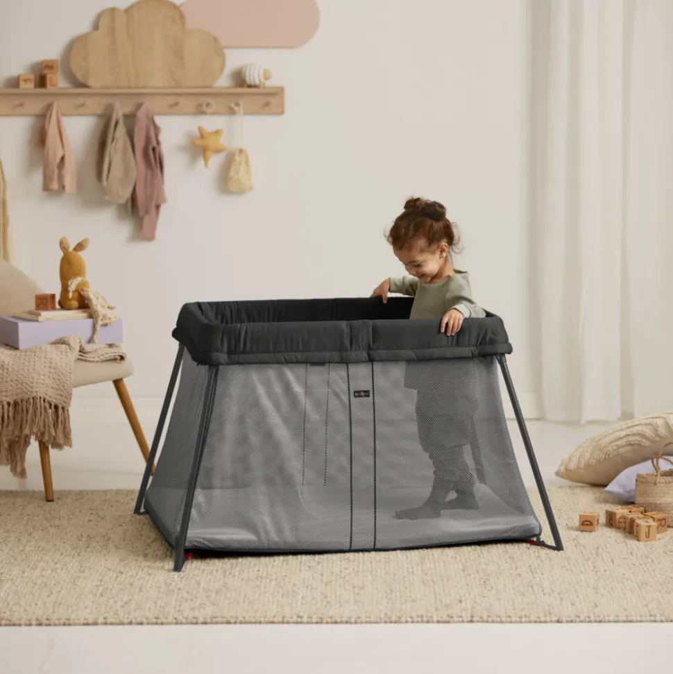 Lit parapluie light babybjorn noir avec drap housse blanc pur organic