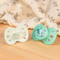 Lot de 2 sucettes anatomiques 18 mois+ animaux vert clair et foncé