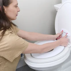 Réducteur de toilette semi-permanent flip & sit